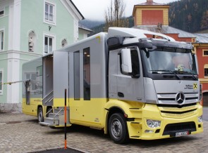 Daimler Geld-Abheben-Im-LKW